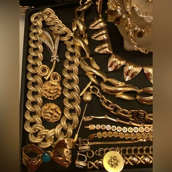 4 LBS Vintage jewelry lot - Picture 9 of 9